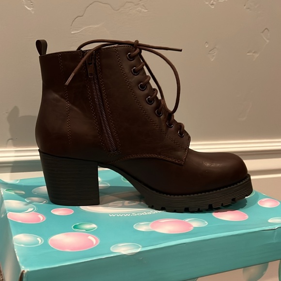 Brown ankle boots from Soda. Size 7.5 heel is 2.5 - Picture 6 of 10